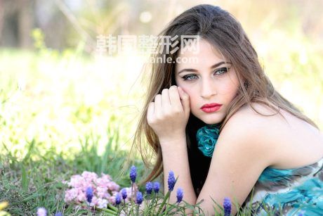 　　很多女性在面部剛剛出現(xiàn)色斑，還不是很嚴(yán)重的時(shí)候，由于本身缺乏對<a href='/tag_huangheban58.html'>黃褐斑</a>的認(rèn)識，那么，<a href='/tag_huanghebanjiguang.html'>黃褐斑激光</a>治療如何治療?適用范圍是什么?  　　黃褐斑需要與雀斑、炎癥后色素沉著、顴部褐青色樣痣、黑變病、色素性扁平苔癬等進(jìn)行鑒別。黃褐斑的出現(xiàn)多數(shù)與內(nèi)分泌有關(guān)，尤其是和女性的雌激素水平有關(guān)，月經(jīng)不調(diào)、妊娠、服避孕藥或肝功能不好以及慢性腎病都可能出現(xiàn)黃褐斑。  　　激光治療適用于以下情況：  　　1.輕度、頑固<a href='/tag_huanghebandezhi.html'>黃褐斑的治療</a>;  　　2.表淺性色素斑痣，如雀斑、老年斑、咖啡斑等深層色素性病變，如<a href='/tag_taitianzhi.html'>太田痣</a>、藍(lán)痣等;  　　3.各種顏色紋身和<a href='/tag_wenmei4.html'>紋眉</a>，<a href='/tag_wenyanxian.html'>紋眼線</a>等;  　　4.收縮粗大毛孔，去除細(xì)小毛細(xì)血管擴(kuò)張、有效改善痤瘡及色素沉著等輔助<a href='/tag_nenfu2.html'>嫩膚</a>功能。  　　在<a href='/tag_zhiliaohuangheban4.html'>治療黃褐斑</a>上，還有許多藥物可以選擇，常見的有一下幾種：  　　氫醌乳膏：通過絡(luò)合作用抑制酪氨酸酶活性，影響黑色素細(xì)胞代謝過程，使表皮內(nèi)多巴反應(yīng)陽性黑色素細(xì)胞數(shù)量減少從而產(chǎn)生可逆性的皮膚褪色。用于黃褐斑、雀斑及炎癥后色素沉著斑的治療。  　　景天祛斑膠囊：活血行氣，祛斑消痤。用于氣滯血瘀所致的黃褐斑、痤瘡、氣滯血瘀所致的黃褐斑、痤瘡。  　　絲白祛斑軟膏：血化瘀，祛風(fēng)消斑。適用于氣血瘀滯，肌膚失養(yǎng)所致的黃褐斑。  　　患上黃褐斑還需要及時(shí)治療，治療黃褐斑的藥物常見的還有氫醌乳膏、景天祛斑膠囊、絲白祛斑軟膏等等。