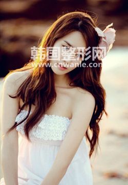 　　要知道射頻<a href='/tag_chuzhou14.html'>除皺</a>優(yōu)點(diǎn)有哪些，首先要了解射頻除皺的原理和適合人群。  　　射頻除皺的原理：  　　治療時(shí)，射頻儀器以高頻率的脈沖電流作用于，細(xì)胞隨著射頻高速運(yùn)動(dòng)后產(chǎn)生熱能，真皮層在大量吸收熱能后會(huì)刺激成纖維細(xì)胞分泌更多<a href='/tag_jiaoyuan19.html'>膠原</a>蛋白，皺紋在得到大量新生<a href='/tag_jiaoyuandanbai8.html'>膠原蛋白</a>后被撫平，同時(shí)組織被拉緊，促使肌膚快速恢復(fù)到年輕健康的狀態(tài)，從而達(dá)到<a href='/tag_xiaochuzhouwen.html'>消除皺紋</a>，緊致肌膚，延緩衰老的效果。  　　射頻除皺的適合人群：  　　其實(shí)從治療理論上看，任何年齡的患者都可以進(jìn)行治療。不過(guò)射頻除皺對(duì)于細(xì)小輕度皺紋則更為有效，比較適合一些相對(duì)皺紋不深的狀況進(jìn)行治療。該方是目前<a href='/tag_feishoushu10.html'>非手術(shù)</a>治療皺紋效果較顯著的激光方法，但對(duì)于有明顯組織松垂的患者，年齡大于60歲的人士，一般不采用射頻除皺，更多的是采用<a href='/tag_mianbuchuzhou11.html'>面部除皺</a>手術(shù)。對(duì)于開(kāi)始輕中度松垂，出現(xiàn)<a href='/tag_xixiaozhouwen.html'>細(xì)小皺紋</a>，射頻除皺則具有明顯的優(yōu)勢(shì)。  　　射頻除皺的優(yōu)勢(shì)：  　　1、射頻除皺可以有效的刺激膠原蛋白重組，緊致肌膚、減少患者的皺紋，治療后滿(mǎn)意度普遍較高。  　　2、手術(shù)過(guò)程非常的安全，因?yàn)樯漕l除皺不但能保護(hù)表皮層，而且能夠達(dá)到安全又高效的滿(mǎn)意效果，比其它非侵入的治療的安全性更高一些，并且恢復(fù)很快。此外，治療后沒(méi)有恢復(fù)期，患者可以立即恢復(fù)日常作息，免去了其它治療后所必須的注意事項(xiàng)。  　　3、效果持久，在經(jīng)過(guò)射頻<a href='/tag_chuzhoushoushu3.html'>除皺手術(shù)</a>之后，因新生的膠原蛋白一直延續(xù)不斷產(chǎn)生，天天都會(huì)有改善。并且能夠保持一個(gè)持久的效果。