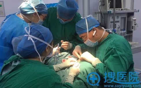 李鋼主任在為小男孩進(jìn)行一期耳廓再造手術(shù)過(guò)程