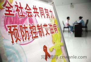 昨日，東莞市疾控中心預(yù)防保健樓里，艾防社工在接受市民咨詢 本報(bào)記者 周天寶 攝。