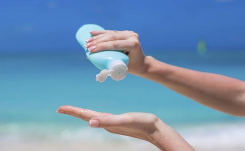 打傘了要涂防曬霜嗎 物理防曬霜和化學(xué)防曬霜怎么分辨 曬傷后的處理方法