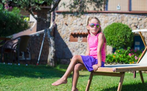 打傘了要涂防曬霜嗎 物理防曬霜和化學(xué)防曬霜怎么分辨 曬傷后的處理方法